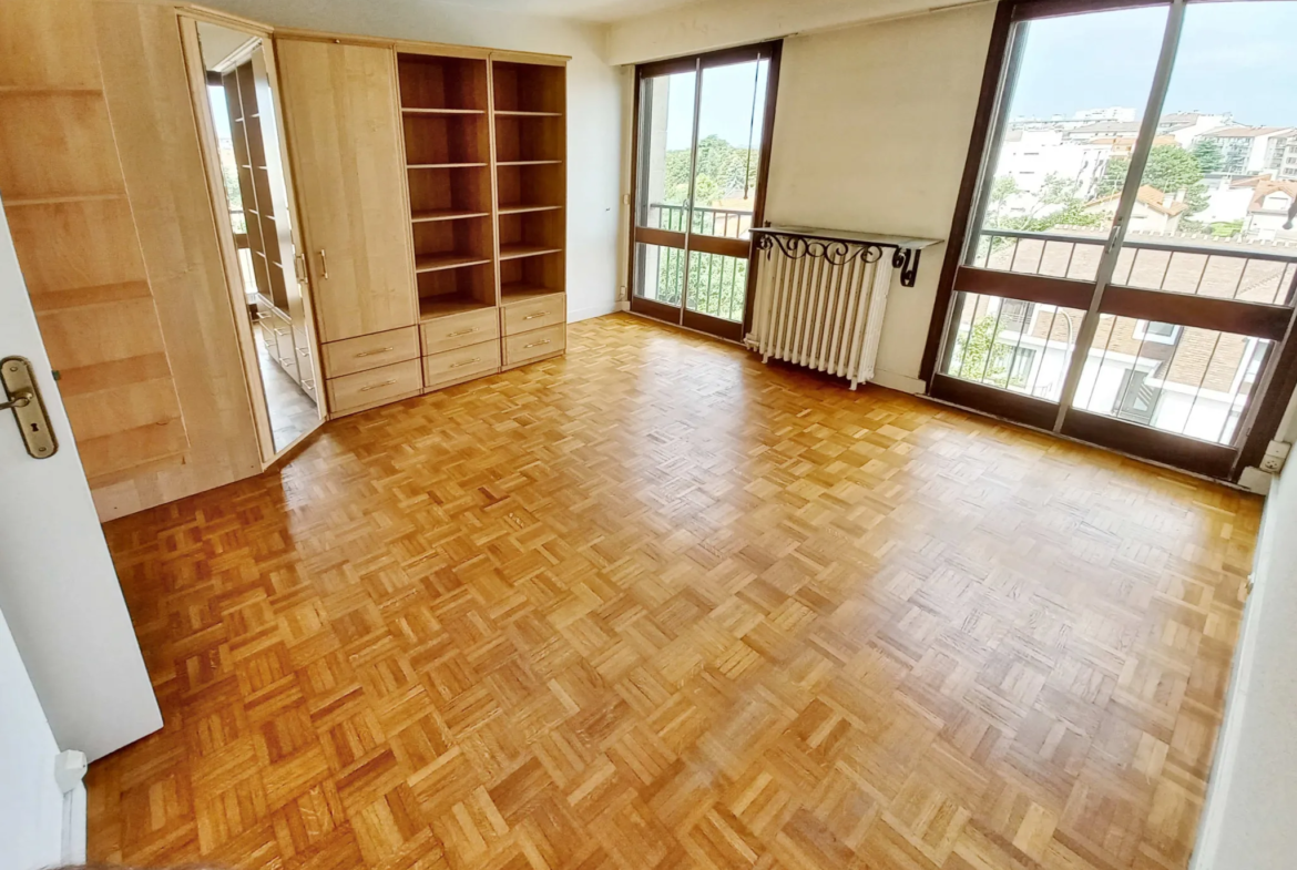 Grand appartement 4 pièces à vendre à Créteil avec balcon plein sud 