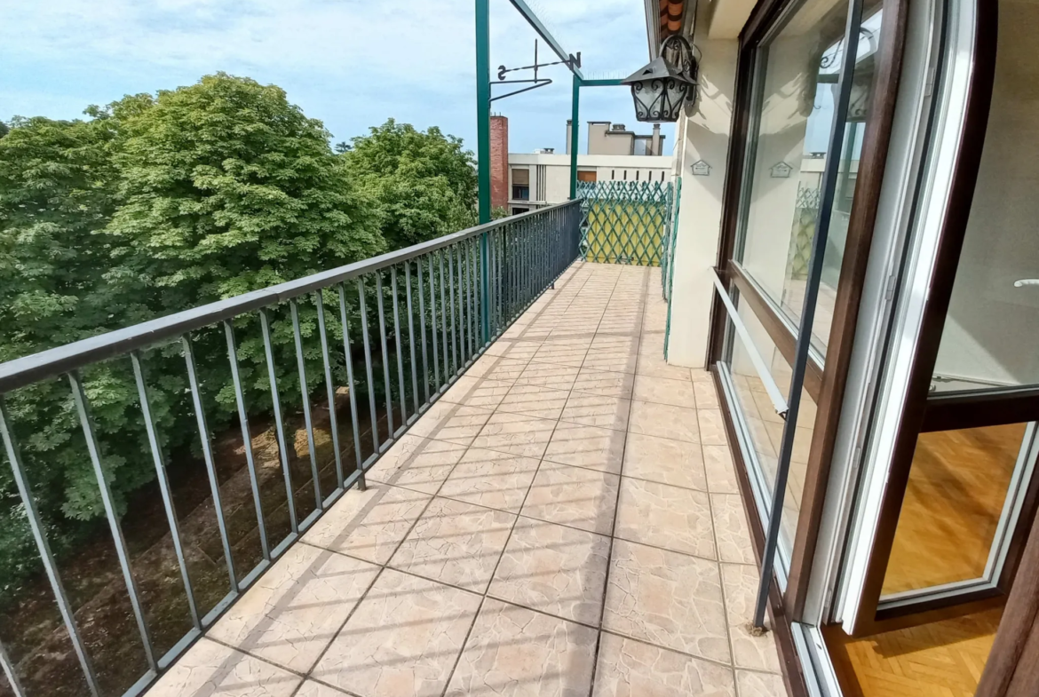 Grand appartement 4 pièces à vendre à Créteil avec balcon plein sud 