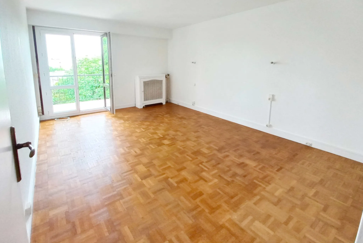 Grand appartement 4 pièces à vendre à Créteil avec balcon plein sud 