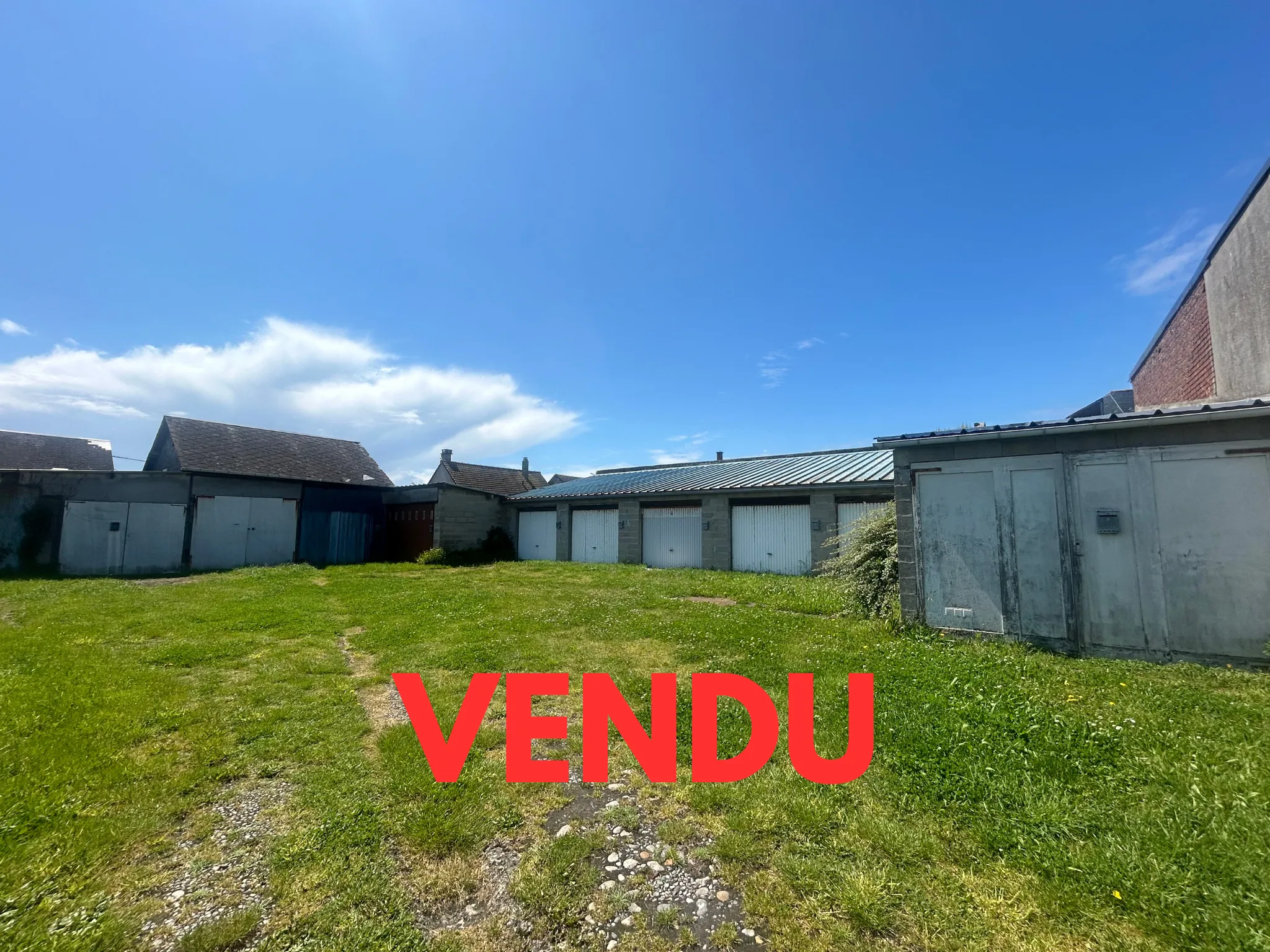 Terrain avec dix garages à vendre près du centre de Cayeux-sur-Mer 