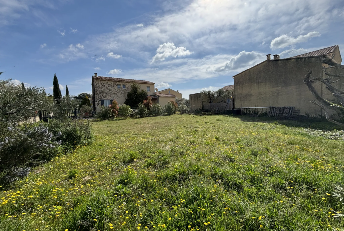 Terrain constructible de 500 m² à Caromb, libre constructeur 