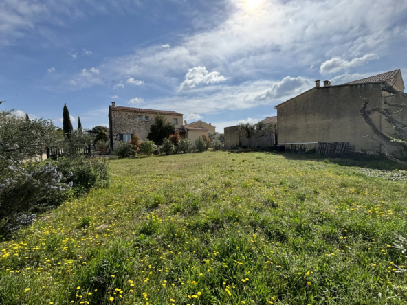 Terrain constructible de 500 m² à Caromb, libre constructeur