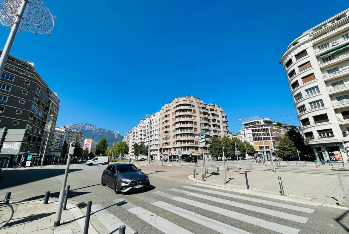 Spacieux T4 88 m² à Grenoble, plein sud avec balcon 