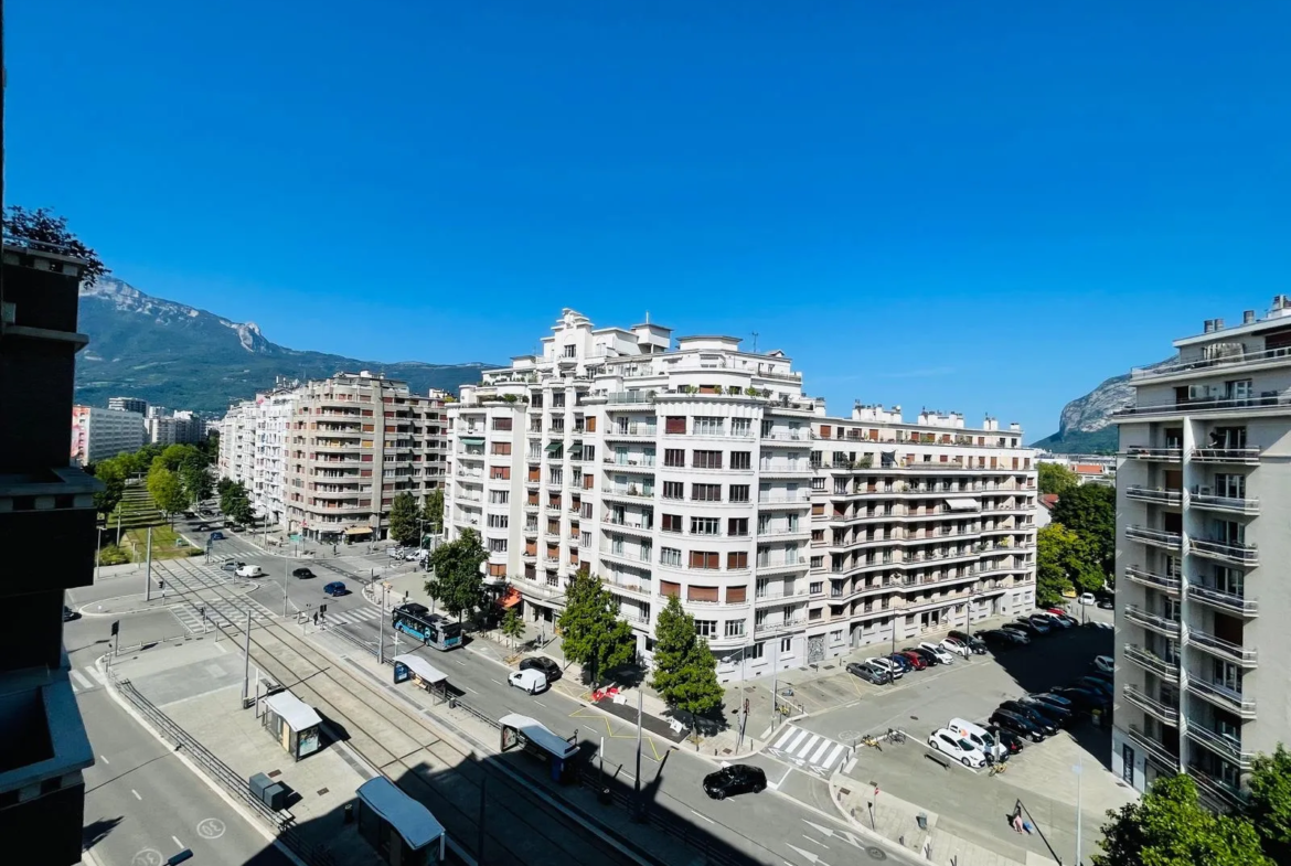 Spacieux T4 88 m² à Grenoble, plein sud avec balcon 