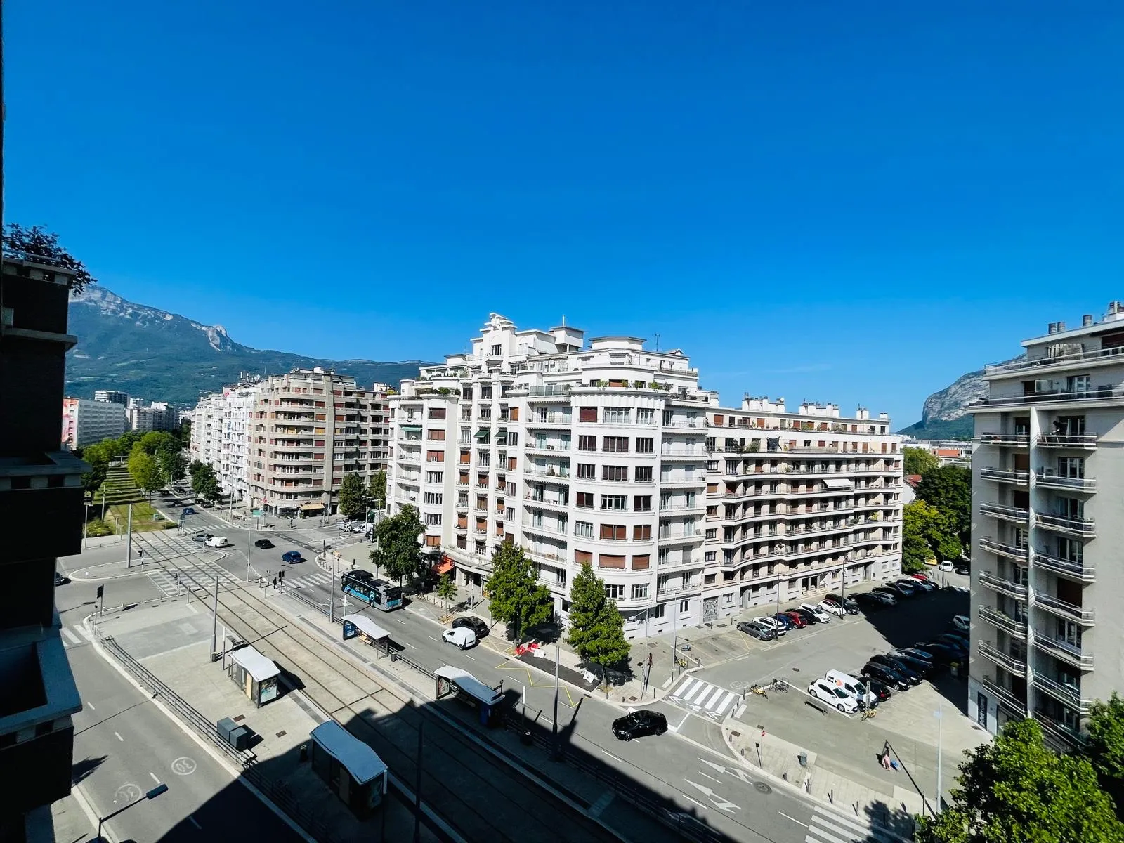 Spacieux T4 88 m² à Grenoble, plein sud avec balcon 