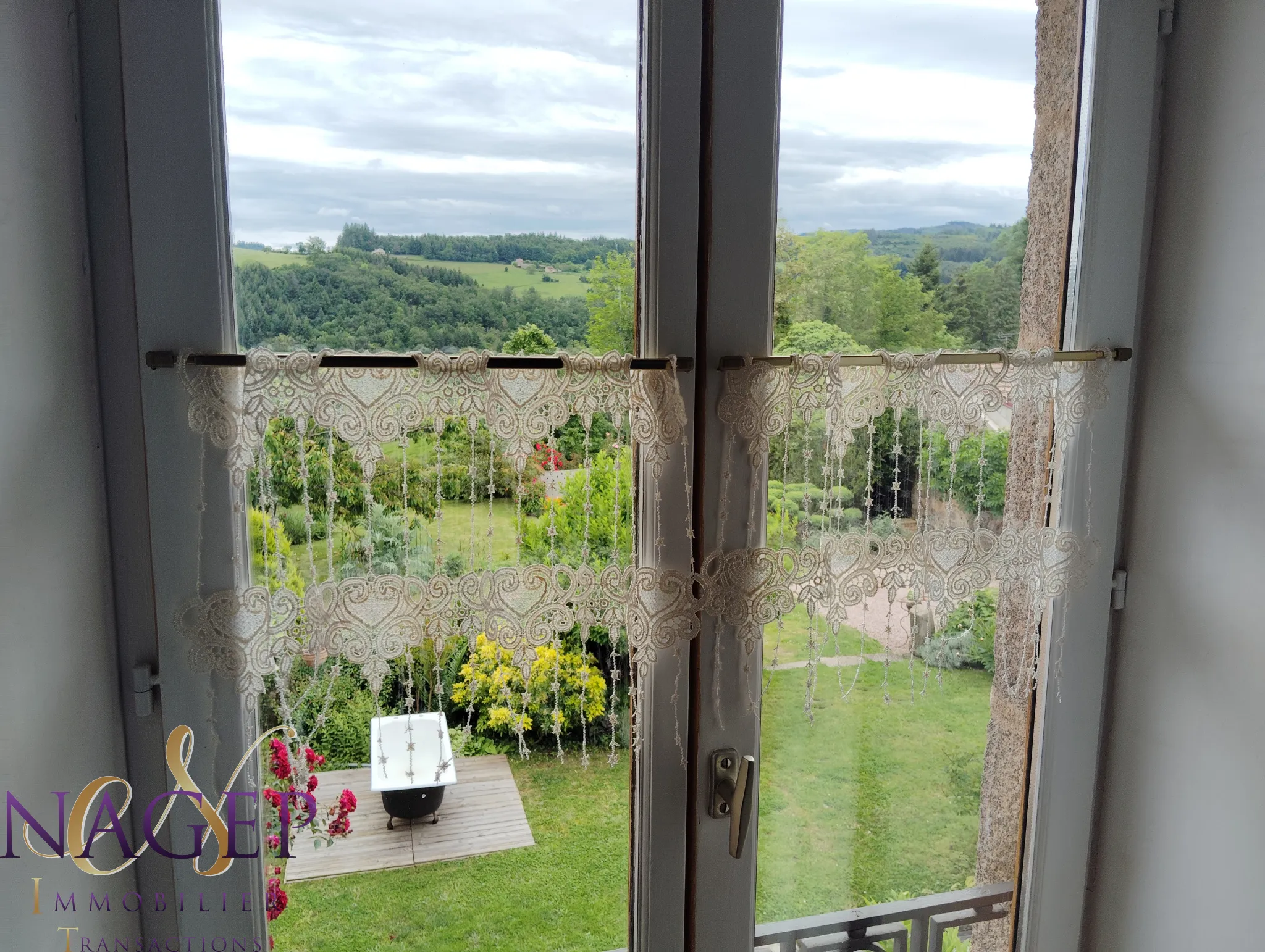 Maison de maître à vendre avec jardin paysagé à Chatel Montagne 