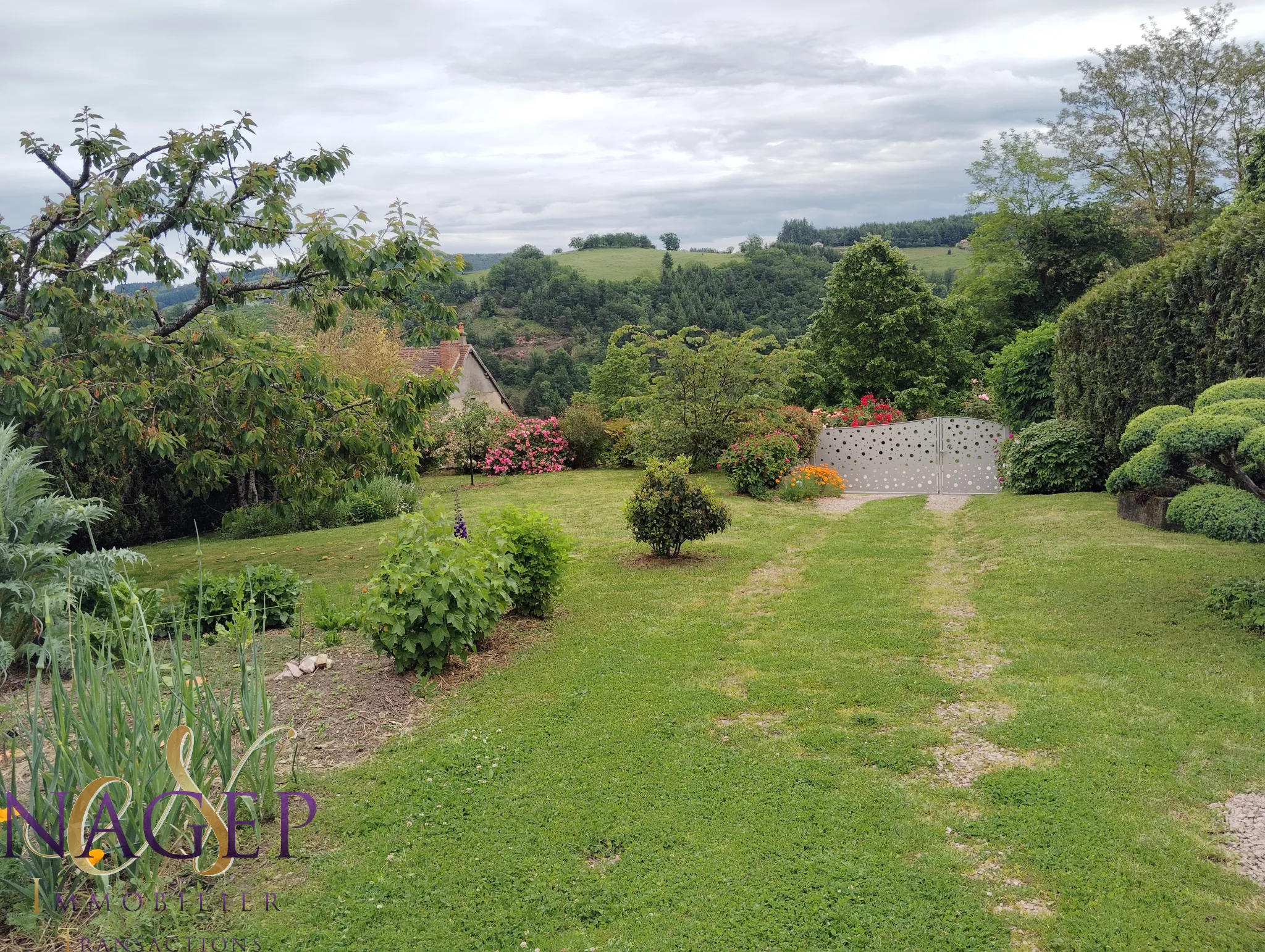 Maison de maître à vendre avec jardin paysagé à Chatel Montagne 