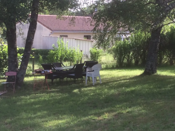 Maison familiale spacieuse avec jardin à Meuzac