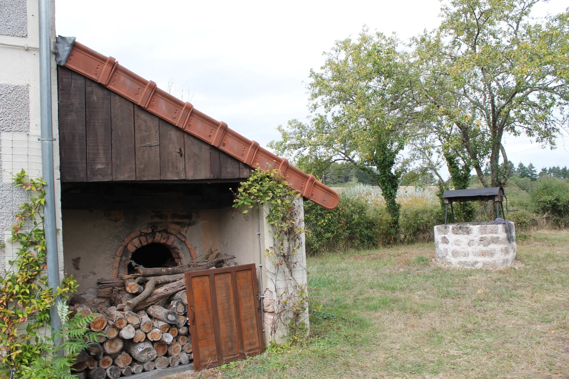 Fermette spacieuse à Louroux-Bourbonnais sur 8420 m² de terrain 