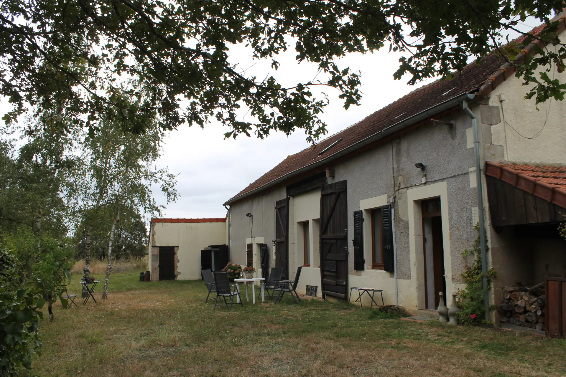 Fermette spacieuse à Louroux-Bourbonnais sur 8420 m² de terrain 