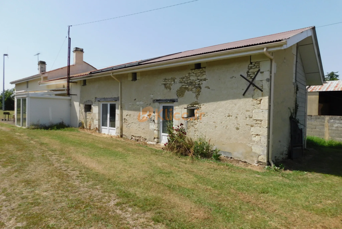 Corps de ferme rénové à Doussay, 3 pièces et 1805 m² de terrain 