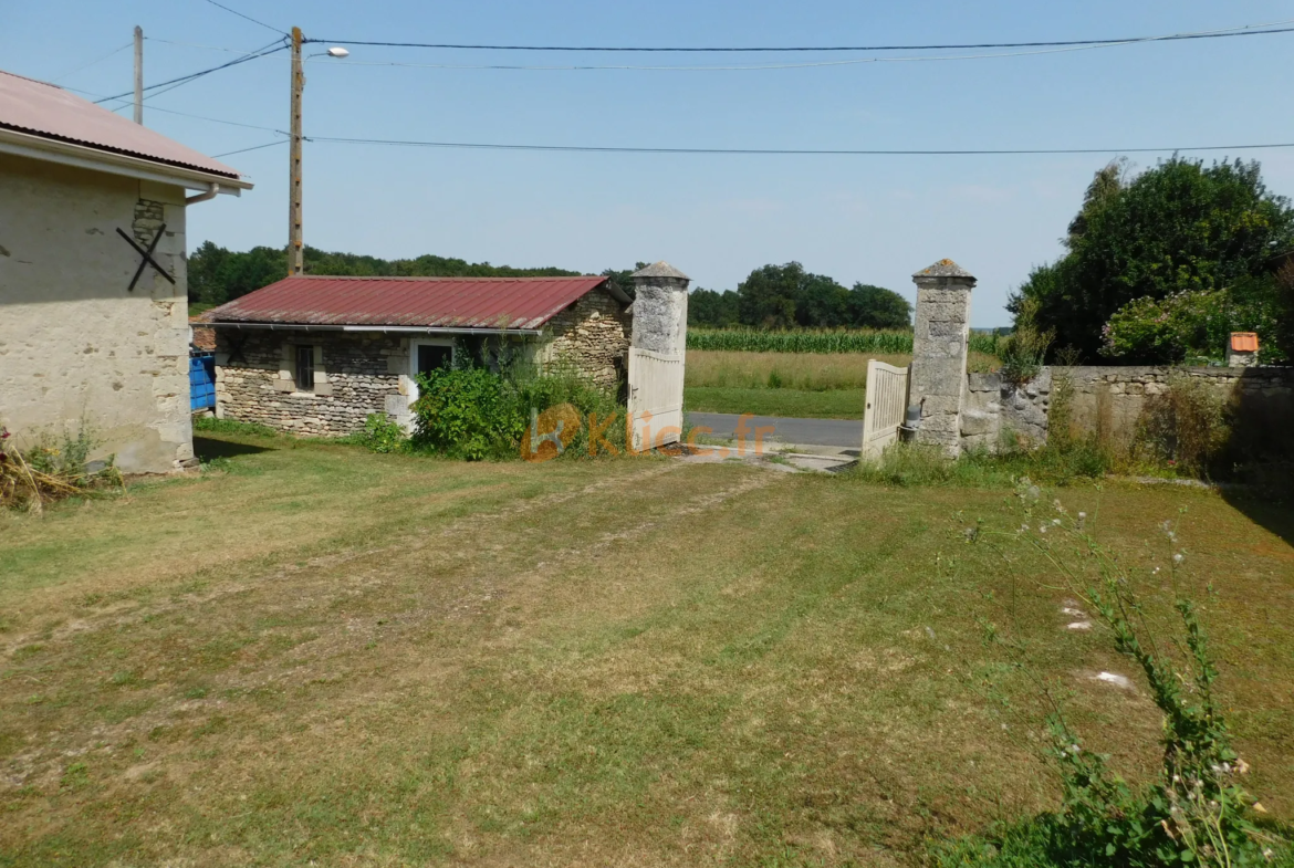 Corps de ferme rénové à Doussay, 3 pièces et 1805 m² de terrain 