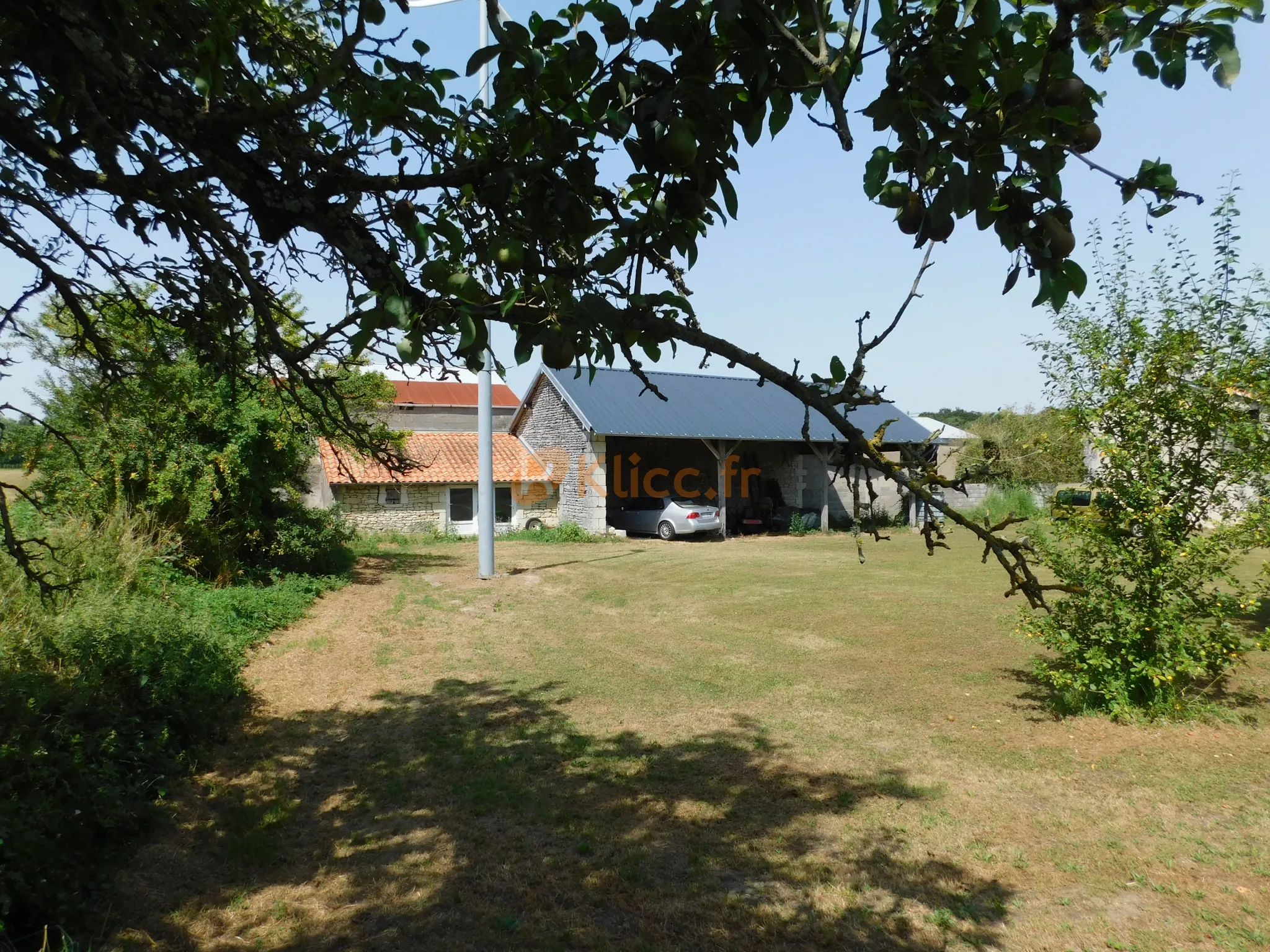 Corps de ferme rénové à Doussay, 3 pièces et 1805 m² de terrain 