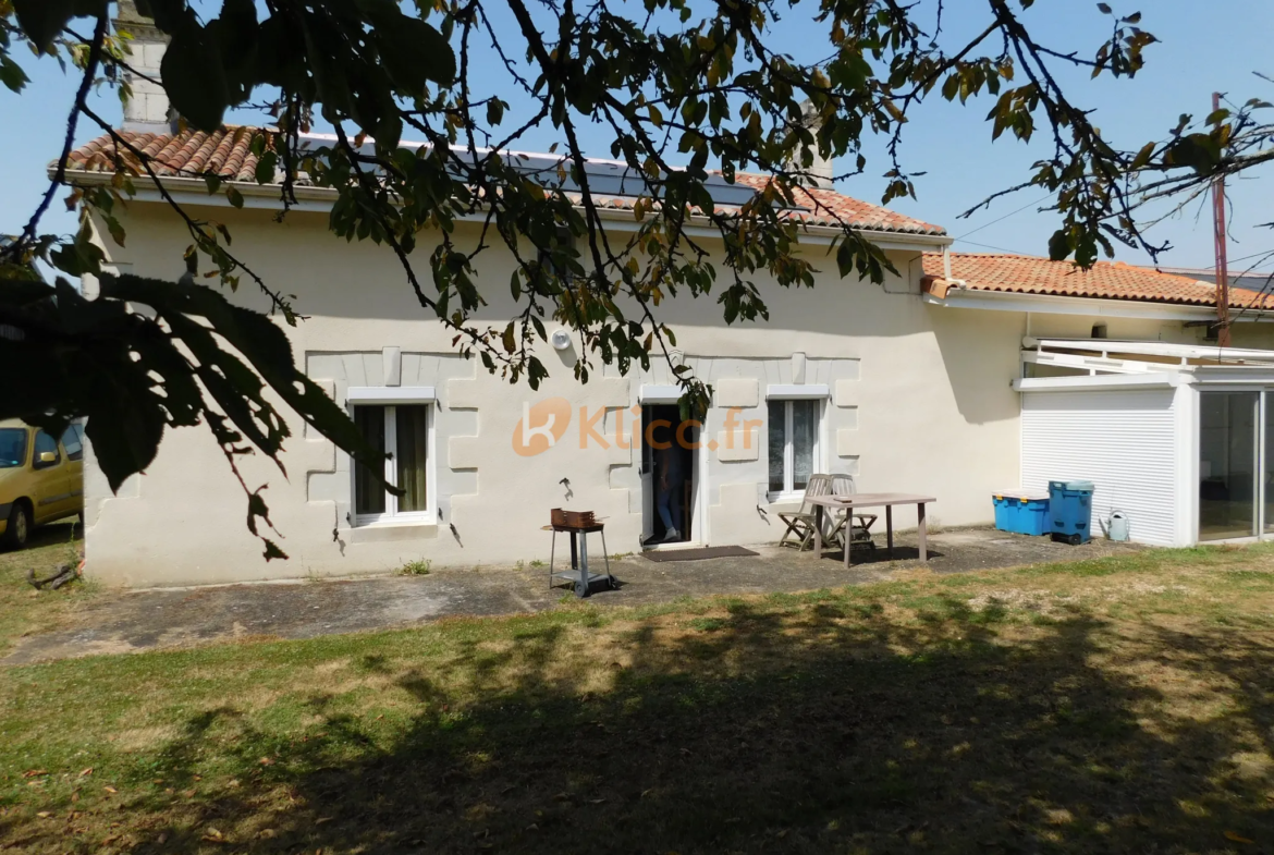 Corps de ferme rénové à Doussay, 3 pièces et 1805 m² de terrain 