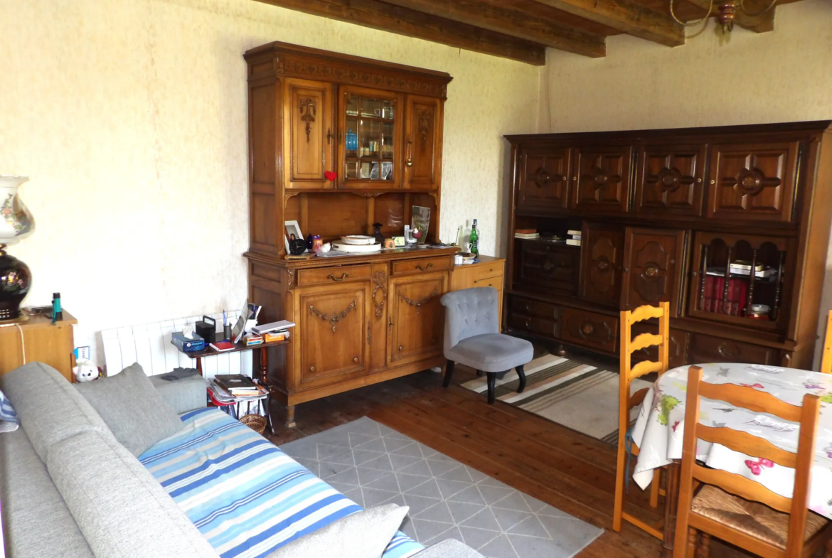 Maison charentaise à rénover avec garage et jardin à Crazannes 