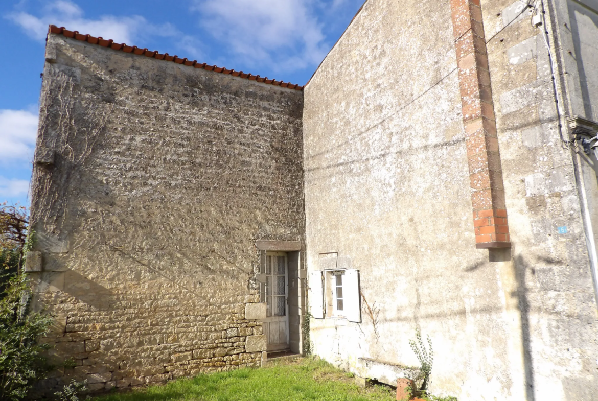 Maison charentaise à rénover avec garage et jardin à Crazannes 