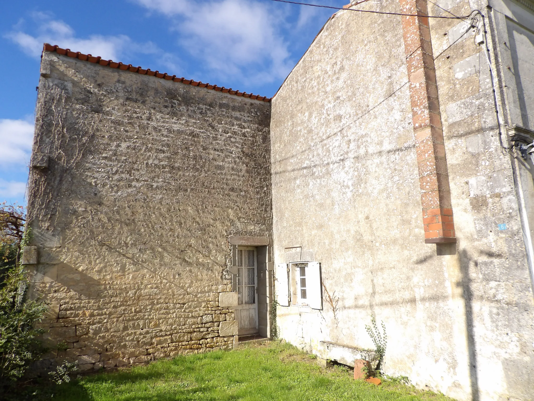 Maison charentaise à rénover avec garage et jardin à Crazannes 