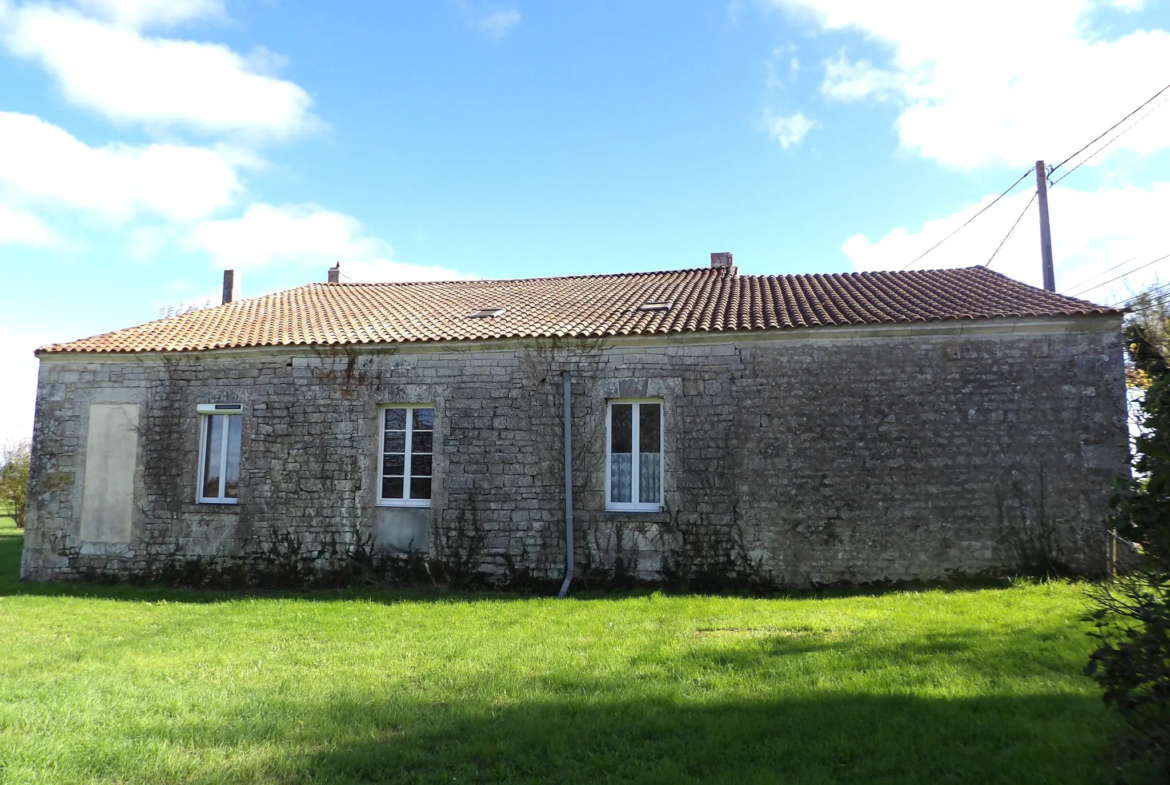 Maison charentaise à rénover avec garage et jardin à Crazannes 