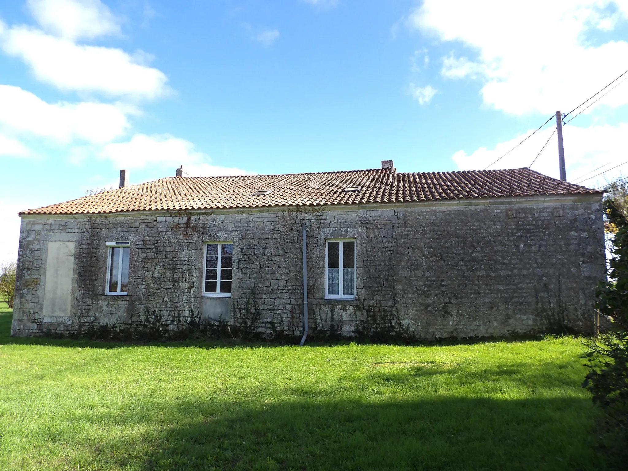 Maison charentaise à rénover avec garage et jardin à Crazannes 