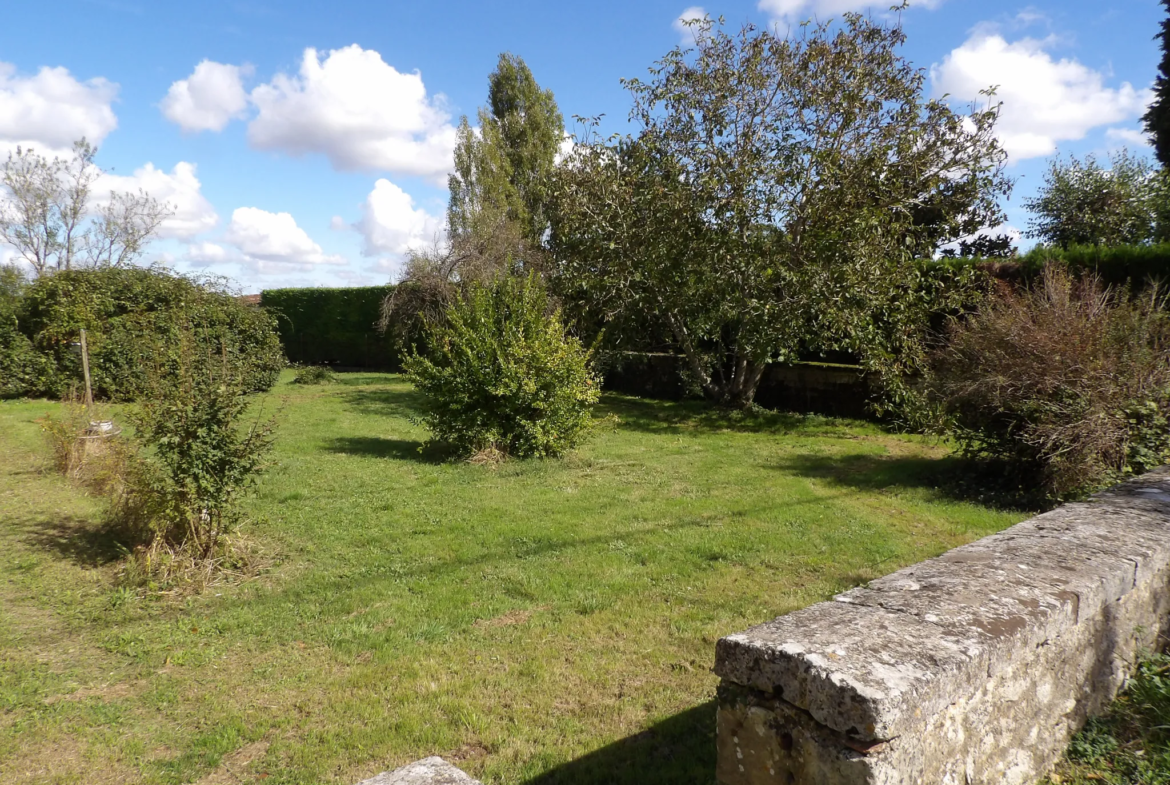 Maison charentaise à rénover avec garage et jardin à Crazannes 