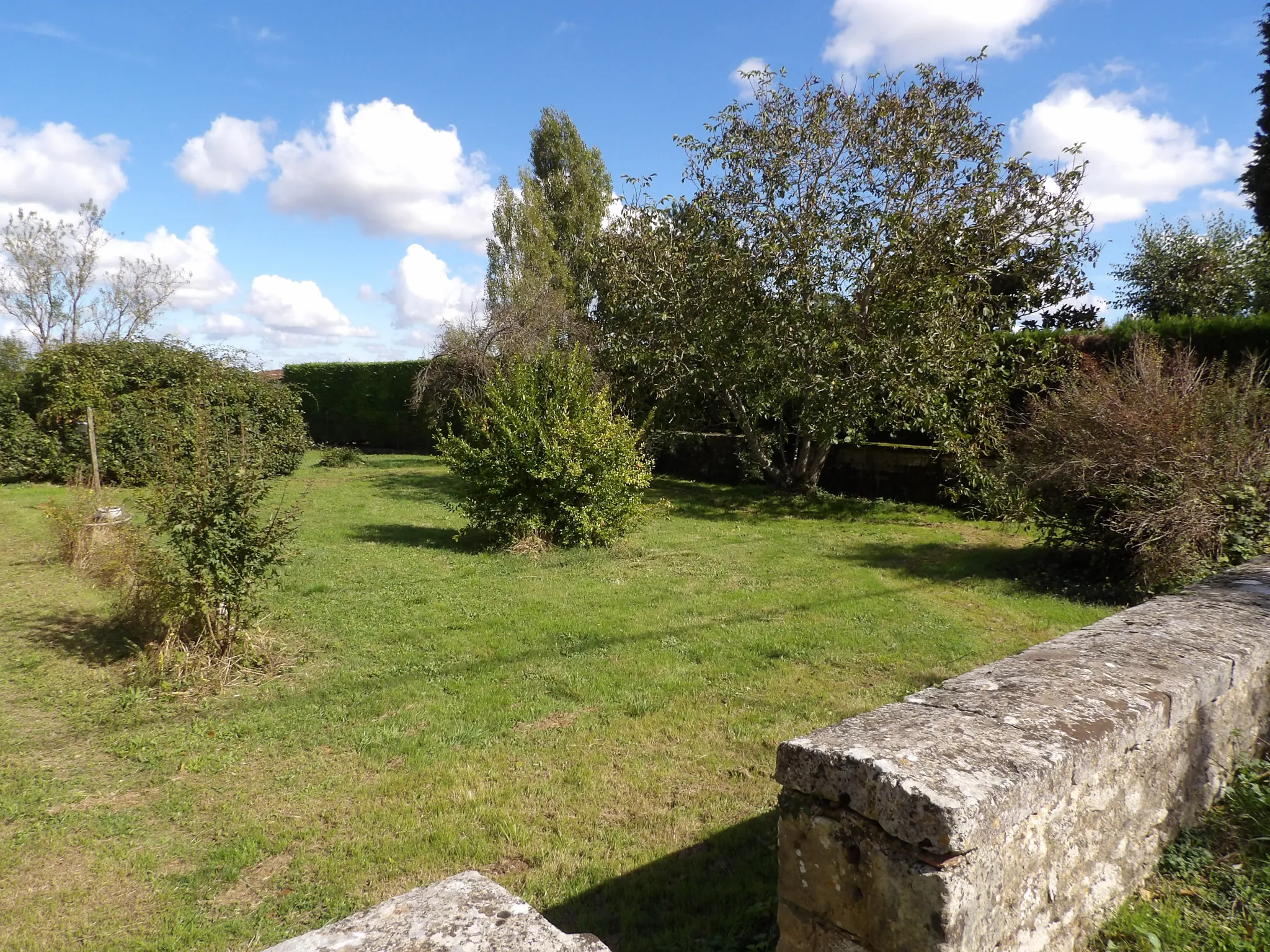 Maison charentaise à rénover avec garage et jardin à Crazannes 