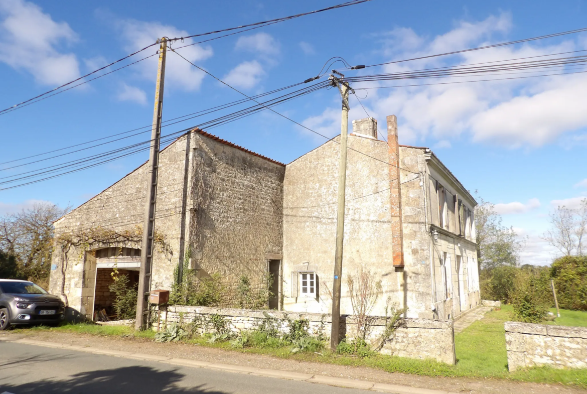 Maison charentaise à rénover avec garage et jardin à Crazannes 