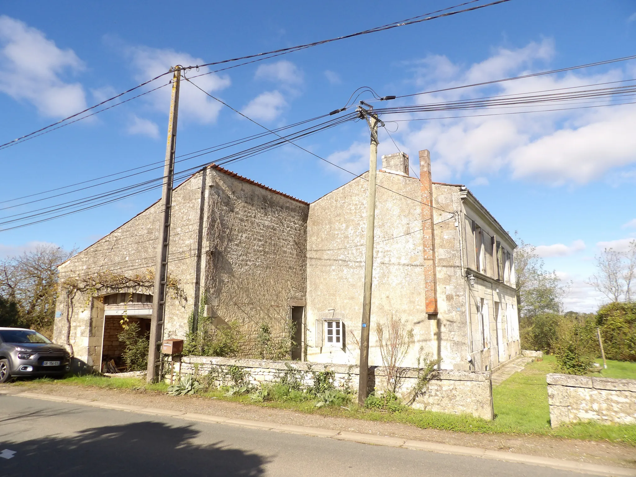 Maison charentaise à rénover avec garage et jardin à Crazannes 