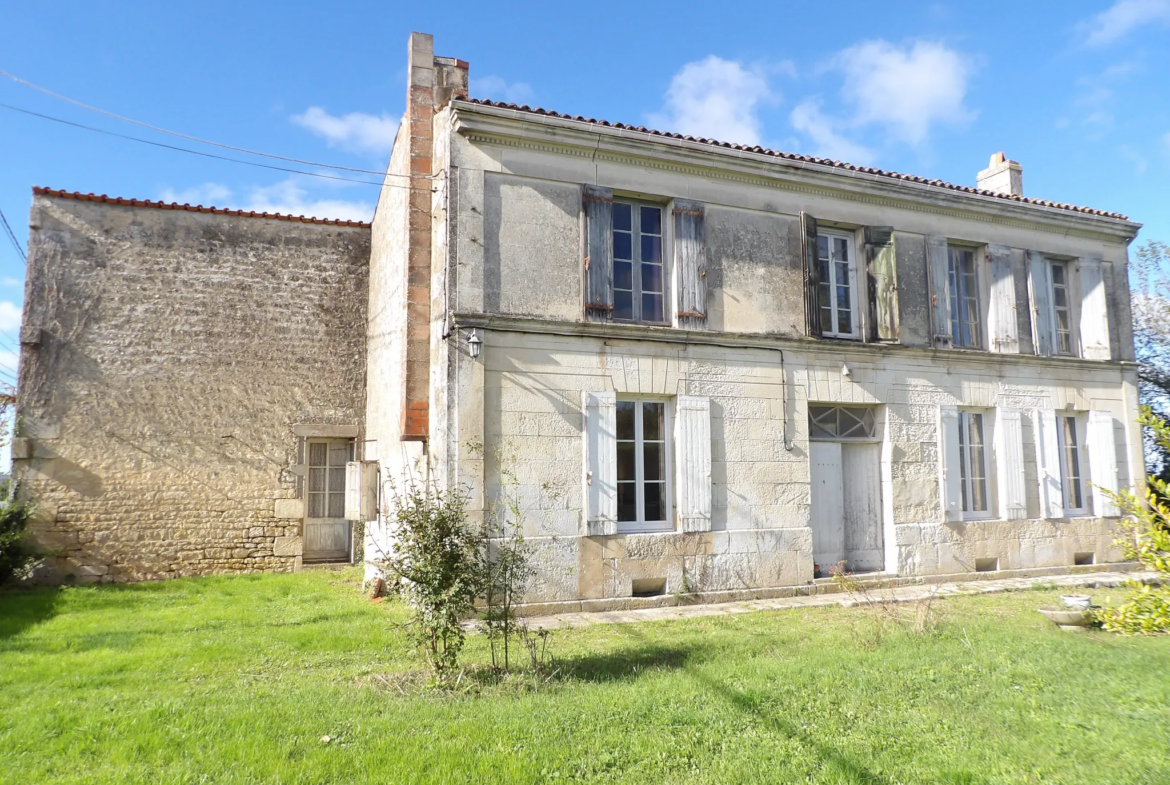 Maison charentaise à rénover avec garage et jardin à Crazannes 