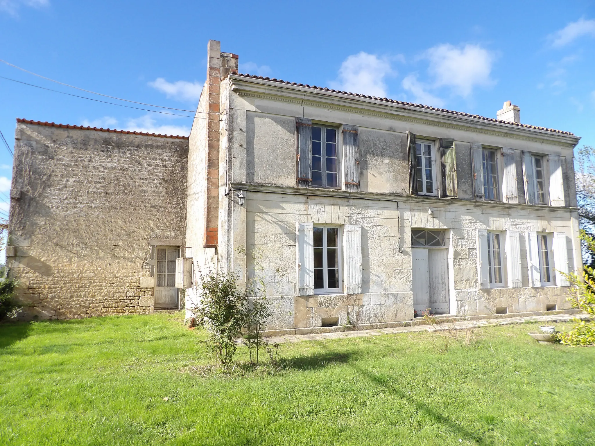 Maison charentaise à rénover avec garage et jardin à Crazannes 