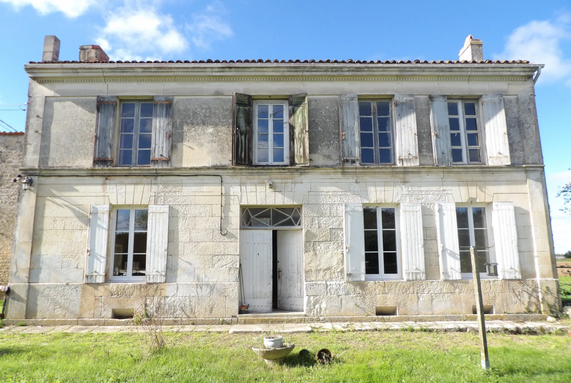 Maison charentaise à rénover avec garage et jardin à Crazannes 