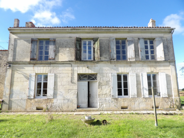 Maison charentaise à rénover avec garage et jardin à Crazannes