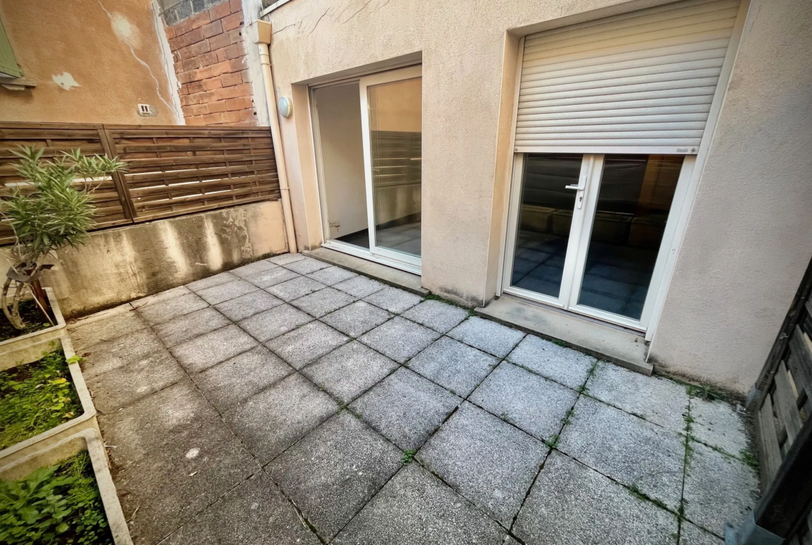 Vente Appartement T2 avec Terrasse à Nîmes à Proximité des Arènes 