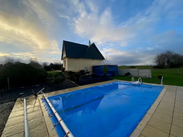 À vendre : Pavillon spacieux de 138 m² avec piscine à Villaines-la-Juhel 