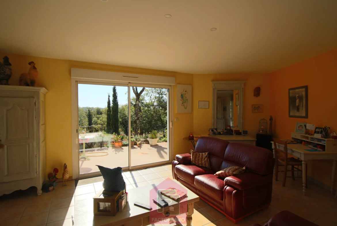 Belle maison à vendre à Cahors avec piscine traditionnelle 