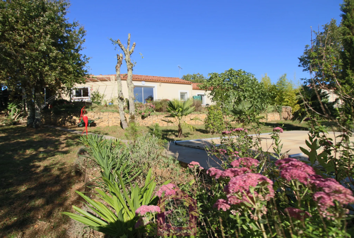 Belle maison à vendre à Cahors avec piscine traditionnelle 