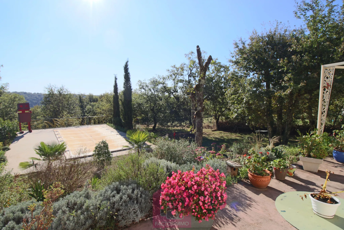 Belle maison à vendre à Cahors avec piscine traditionnelle 