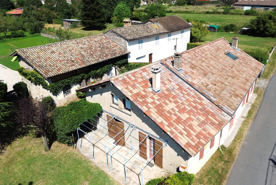 Maison ancienne à vendre à Boz - 5 chambres et terrain 