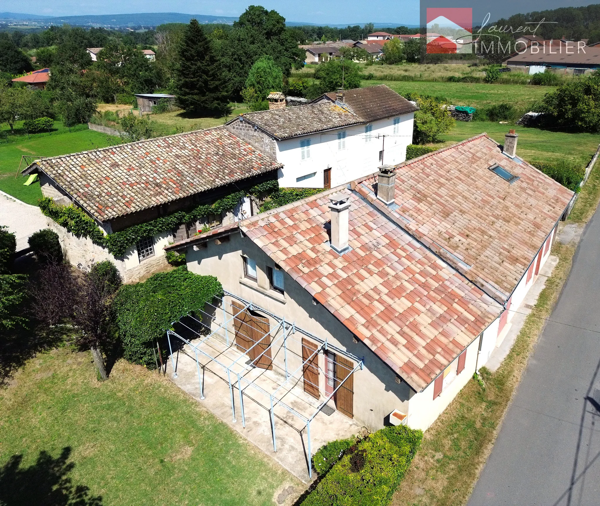 Maison ancienne à vendre à Boz - 5 chambres et terrain 