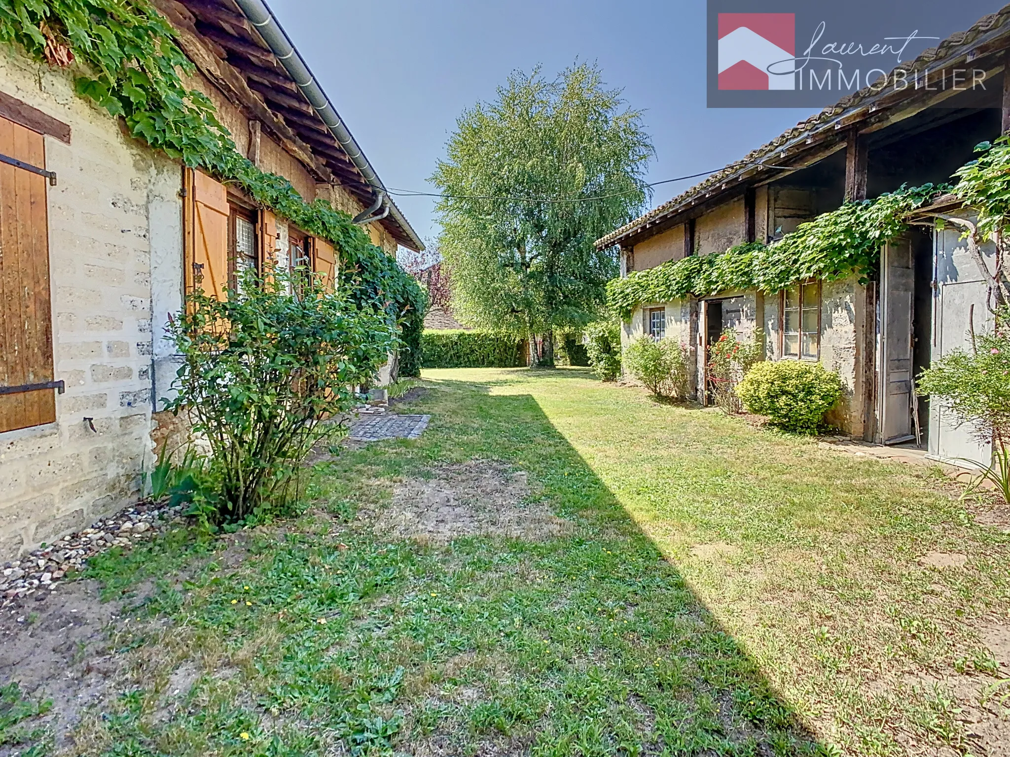 Maison ancienne à vendre à Boz - 5 chambres et terrain 