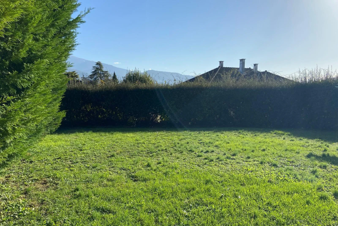 Terrain constructible à St-Ismier avec vue sur Belledonne 