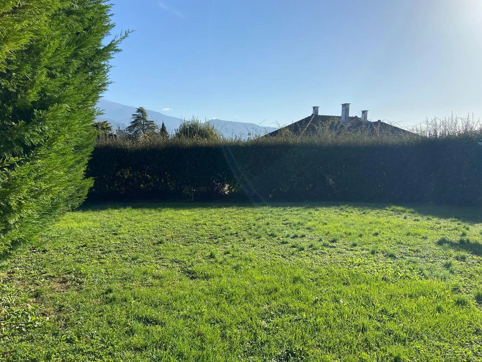 Terrain constructible à St-Ismier avec vue sur Belledonne 