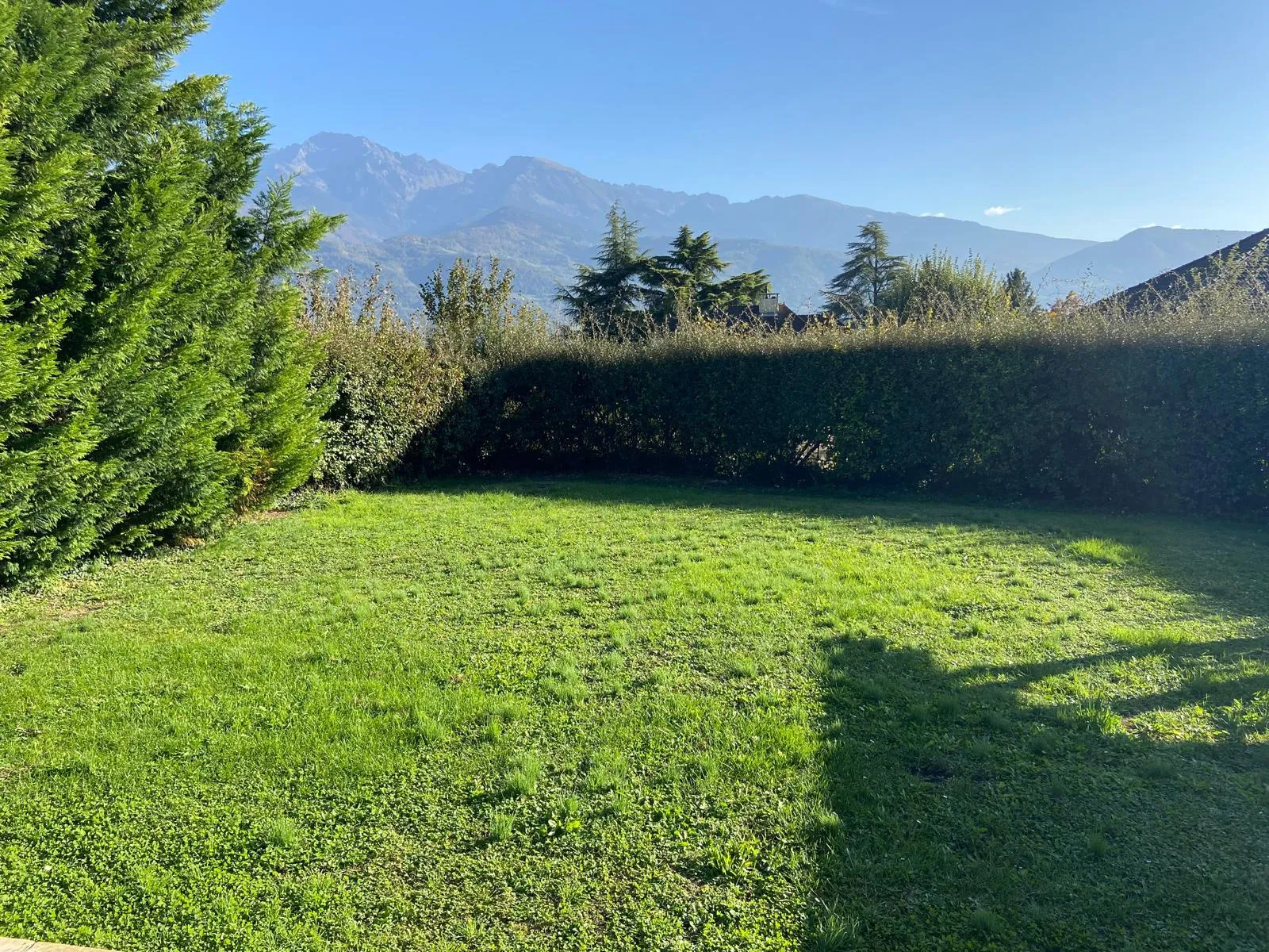 Terrain constructible à St-Ismier avec vue sur Belledonne 