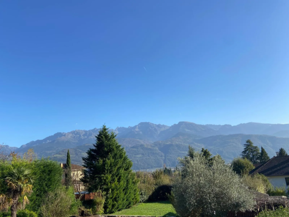 Terrain constructible à St-Ismier avec vue sur Belledonne