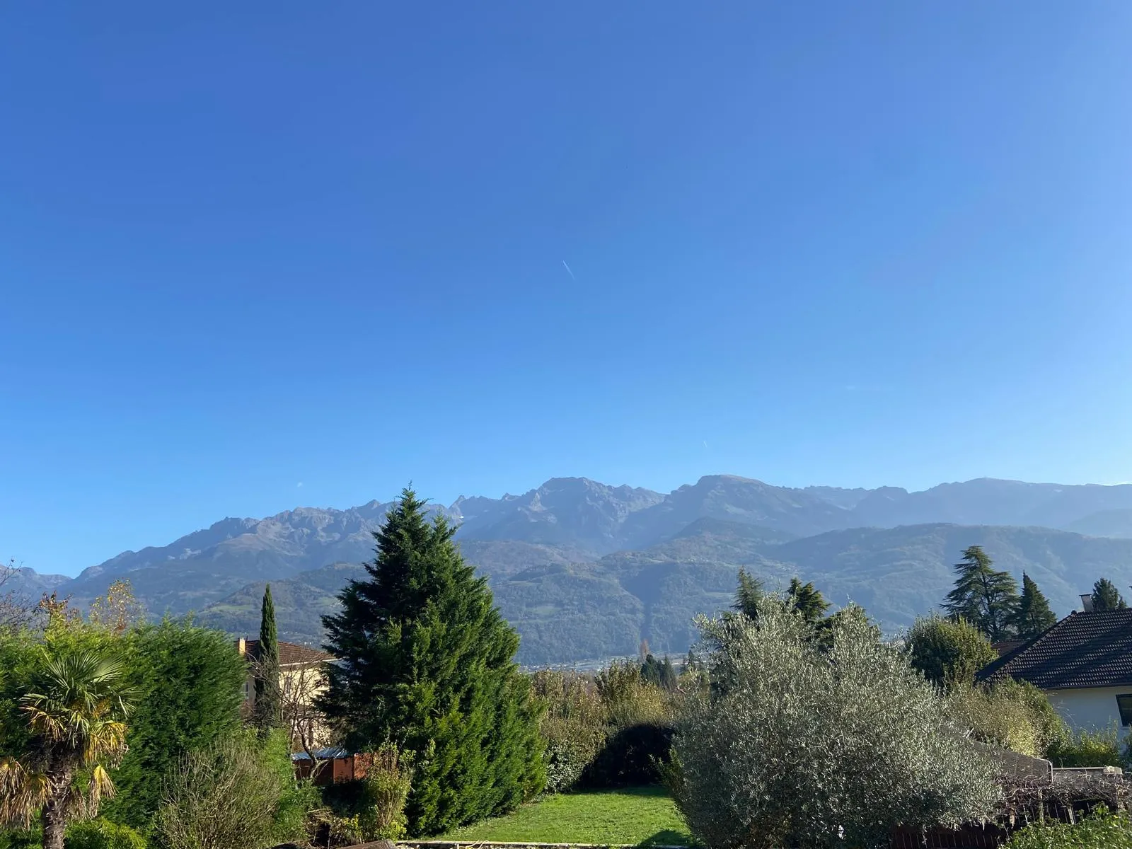 Terrain constructible à St-Ismier avec vue sur Belledonne 