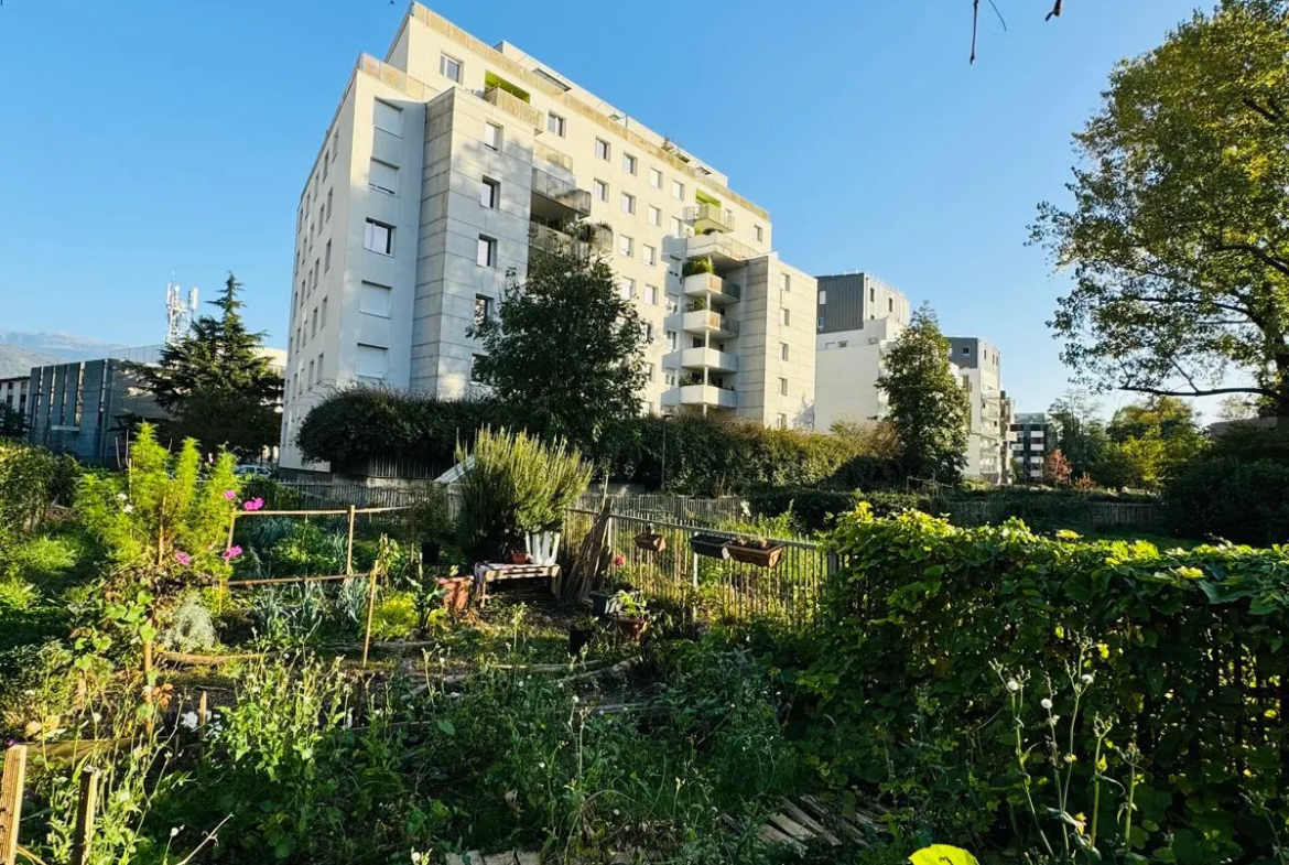 Spacieux T5 à Grenoble avec terrasse et vue dégagée 