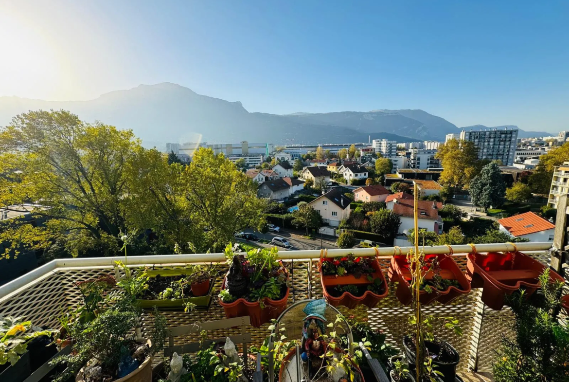 Spacieux T5 à Grenoble avec terrasse et vue dégagée 