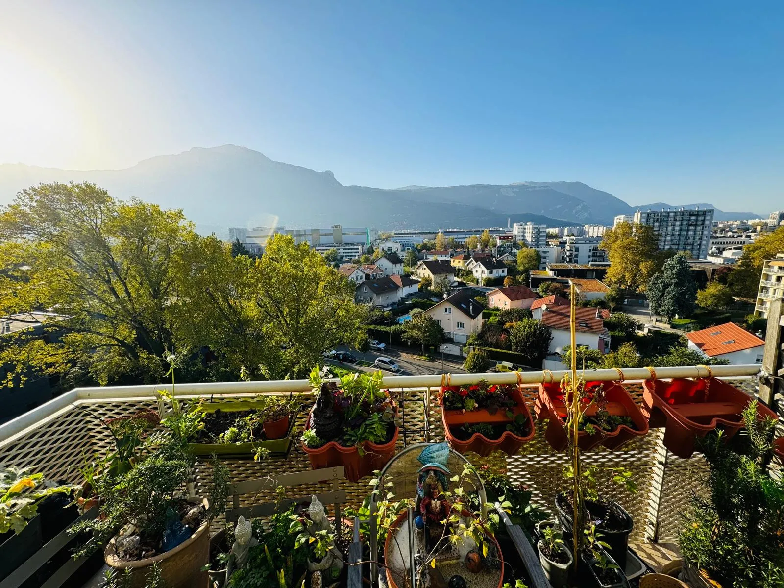 Spacieux T5 à Grenoble avec terrasse et vue dégagée 