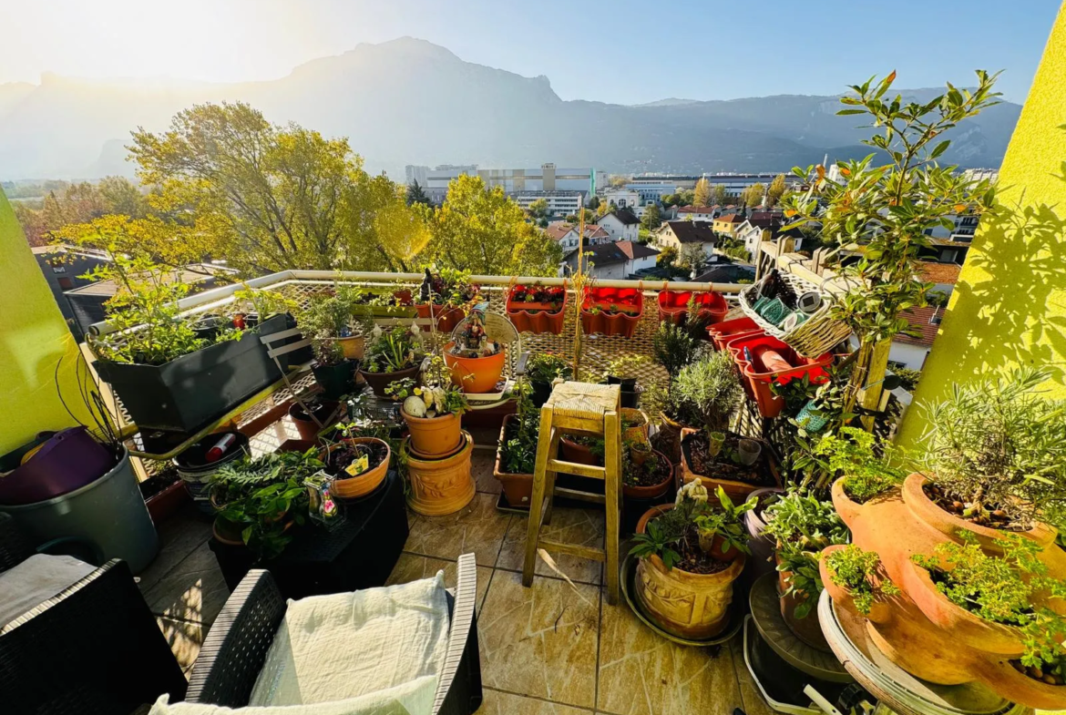 Spacieux T5 à Grenoble avec terrasse et vue dégagée 