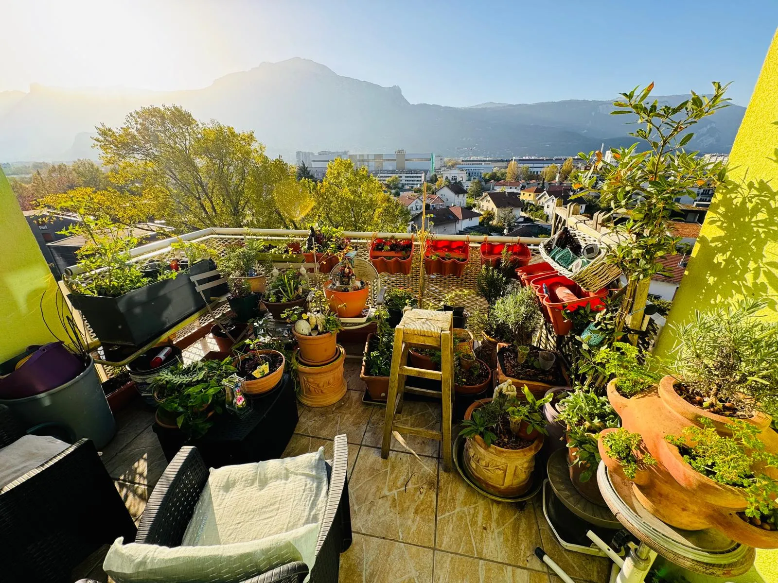 Spacieux T5 à Grenoble avec terrasse et vue dégagée 