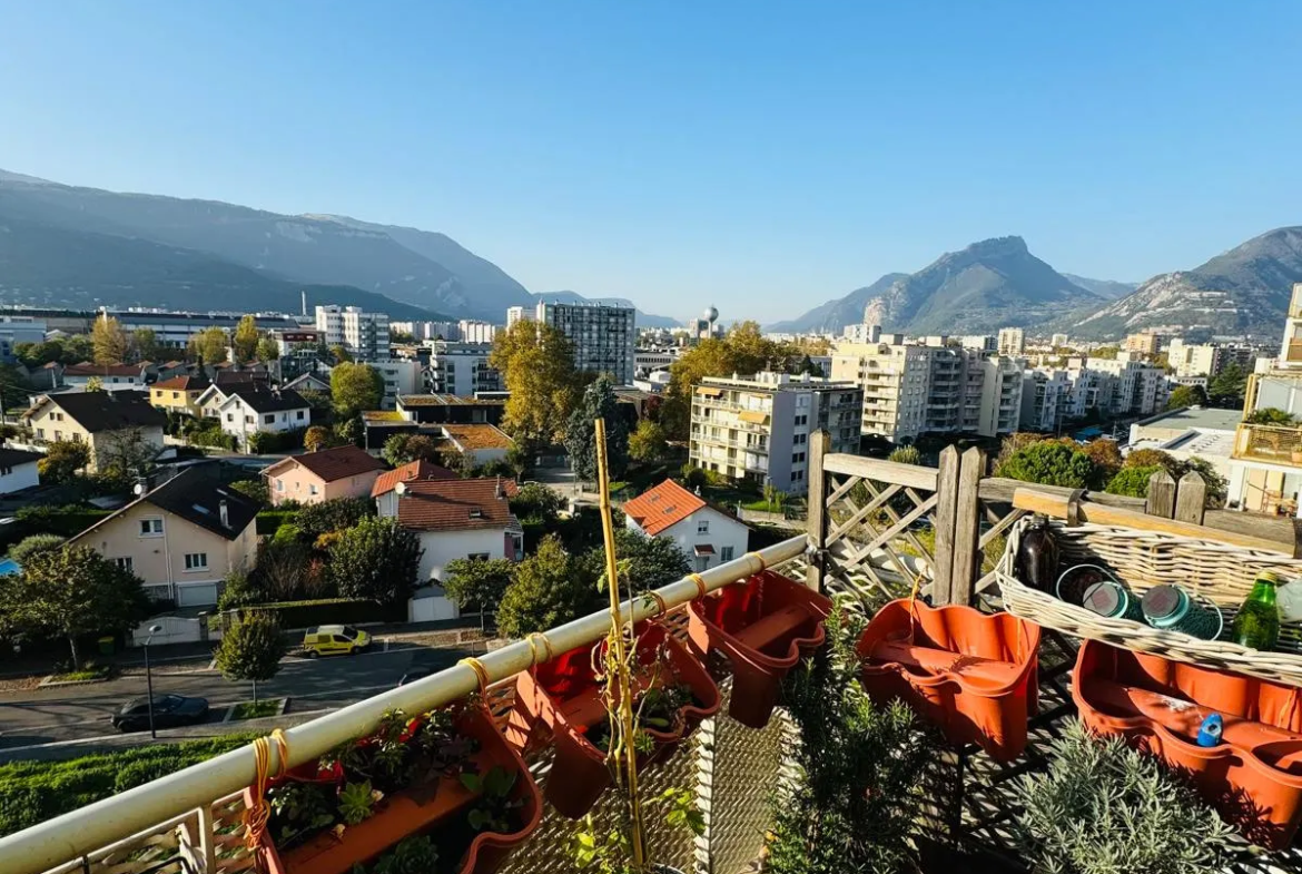 Spacieux T5 à Grenoble avec terrasse et vue dégagée 